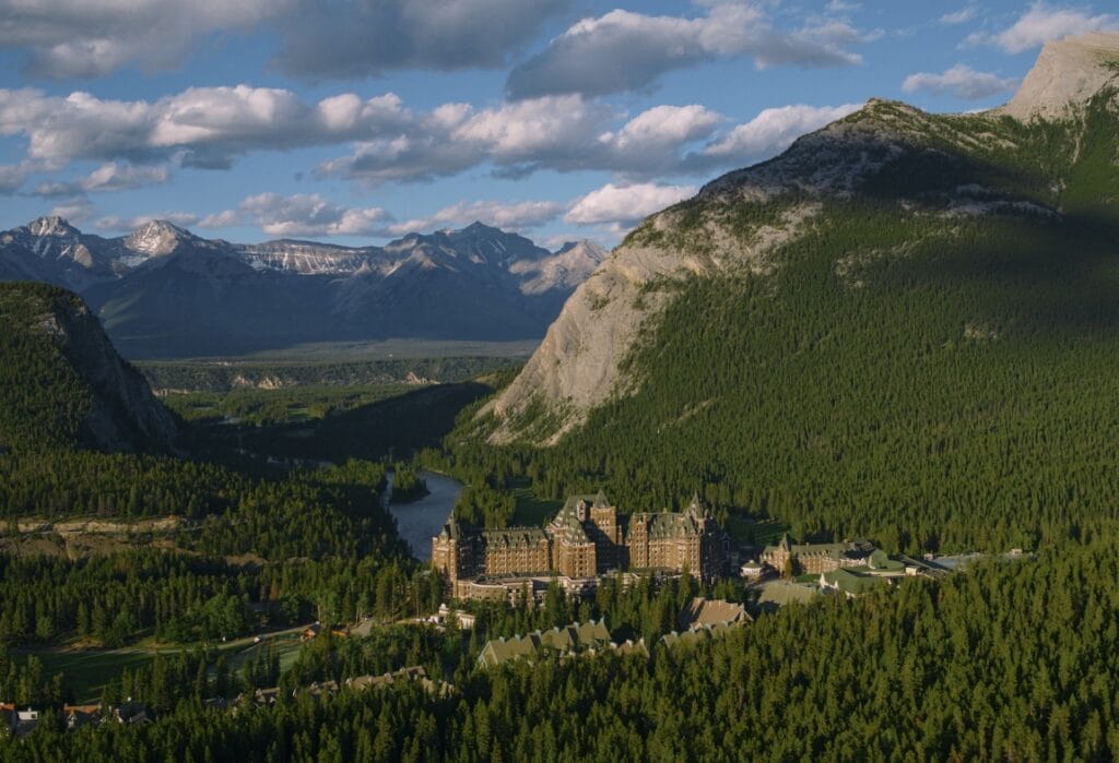 Em cada esquina deste vasto mundo, o desconhecido espreita, envolvendo-nos em um manto de mistério e fascínio. Não importa onde estejamos, há sempre uma história a ser contada, um conto que ecoa através das gerações, despertando nossa curiosidade inata pelo que está além do nosso entendimento.