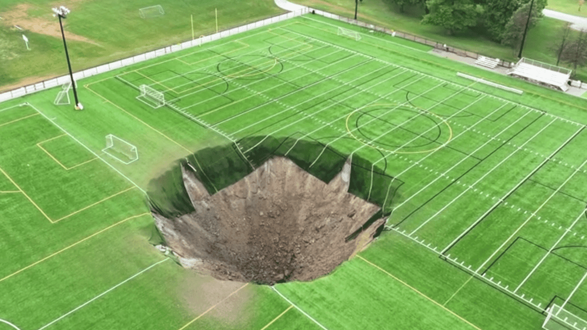 Buraco se Abre em Campo no sul de Illinois