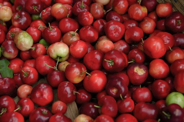 Acerola - As Frutas Exóticas Mais Consumidas no Brasil: Descubra Sabores Únicos