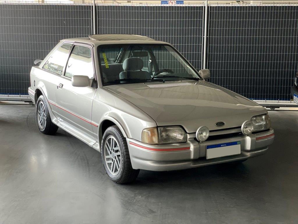 Ford Escort XR3 conversível vermelho dos anos 80, símbolo de status e raridade em 2025