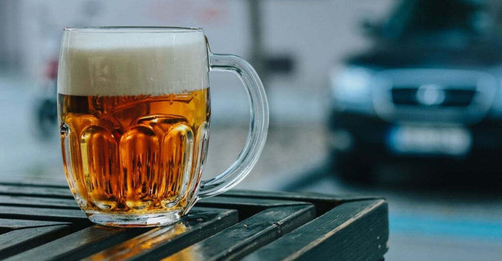 Como se pagava aos milhares de trabalhadores que construíram as pirâmides e os templos monumentais? A resposta pode te surpreender: com pão e cerveja. Durante a maior parte de sua história, o Egito antigo não possuía um sistema monetário com moedas como conhecemos. A economia era baseada na troca e na redistribuição de bens, e o pão e a cerveja eram as unidades de pagamento padrão.