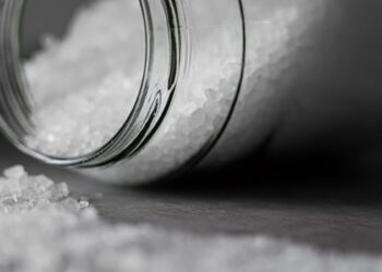 Com o tempo, a expressão foi encurtada para apenas salarium. Essa palavra, que designava a verba para a compra do "ouro branco", é a mãe etimológica direta da nossa moderna e familiar palavra "salário", respondendo à pergunta de de onde vem a palavra 'salário'.