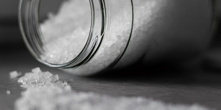 Com o tempo, a expressão foi encurtada para apenas salarium. Essa palavra, que designava a verba para a compra do "ouro branco", é a mãe etimológica direta da nossa moderna e familiar palavra "salário", respondendo à pergunta de de onde vem a palavra 'salário'.