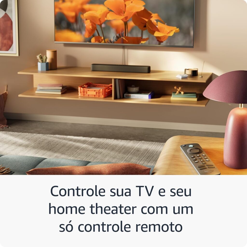 Sala de estar moderna com TV na parede, rack suspenso de madeira, sofá cinza com almofadas laranjas, mesa de centro redonda e controle remoto Fire TV Stick em destaque, com texto sobre controle de TV e home theater
