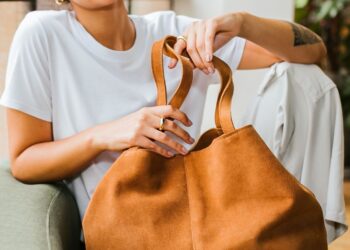 Por que a camurça tem tanto charme? Descubra o segredo por trás das bolsas que nunca saem de moda