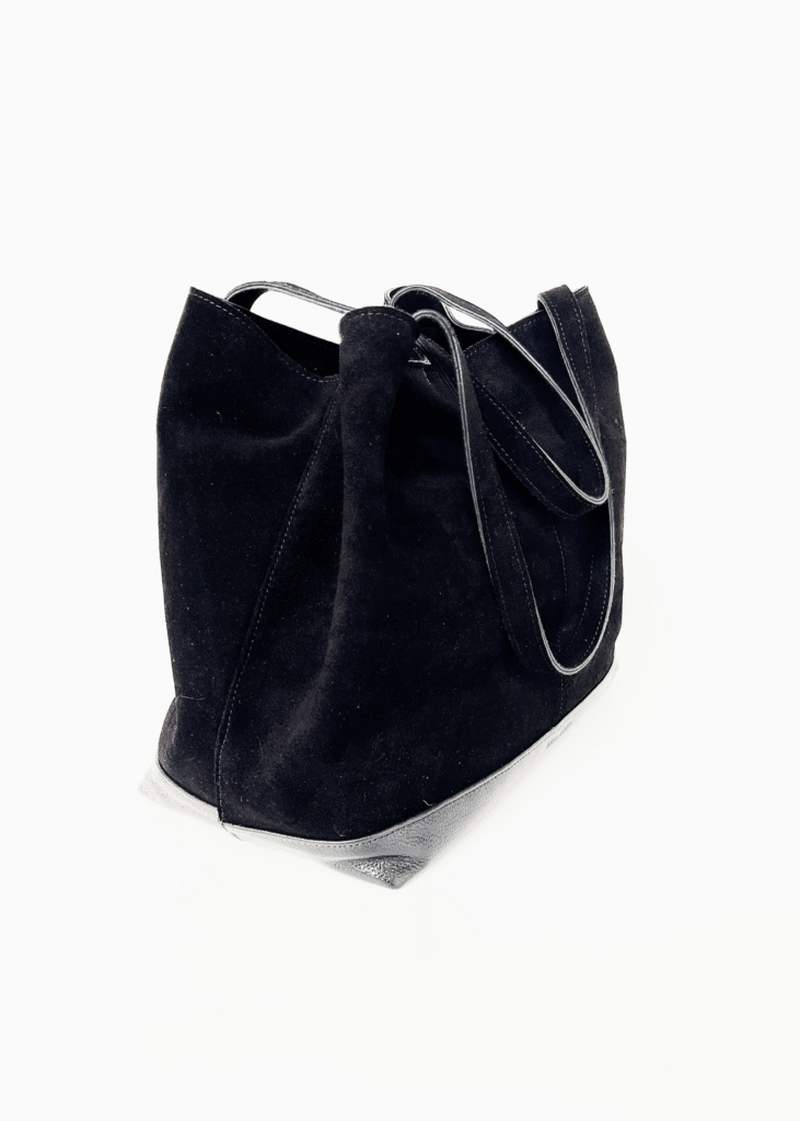 A moda tem seus clássicos, e a camurça é, sem dúvida, um deles. Esse tecido de textura aveludada, de aparência quente e toque envolvente, vai muito além de uma simples tendência. Ele carrega tradição, elegância e uma presença marcante nos guarda-roupas de quem valoriza estilo e autenticidade. Se você já passou a mão em uma peça de camurça, sabe exatamente o que quero dizer: tem um charme meio rústico, meio sofisticado, que hipnotiza no primeiro toque.