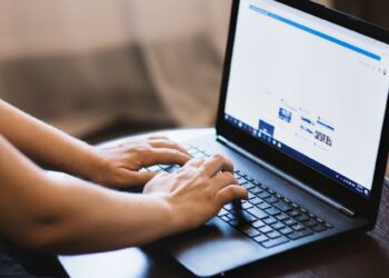 A realidade do mercado brasileiro mostra que investir em um notebook barato não significa necessariamente aceitar baixa qualidade. Técnicos especializados em manutenção de equipamentos eletrônicos revelam segredos da indústria que poucos consumidores conhecem, incluindo quais marcas oferecem melhor custo-benefício e quais modelos realmente resistem ao uso diário intenso.