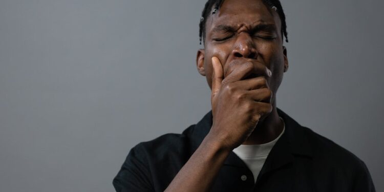 Você já se perguntou por que bocejamos mesmo quando não estamos com sono? Esse comportamento aparentemente simples esconde mistérios fascinantes da neurociência e da evolução humana. O bocejo é muito mais complexo do que imaginamos e suas funções vão além do cansaço.