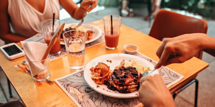 Descubra quais alimentos prejudicam seu sono segundo especialistas. Evite esses 5 vilões noturnos e transforme a qualidade do seu descanso com alternativas saudáveis comprovadas cientificamente.