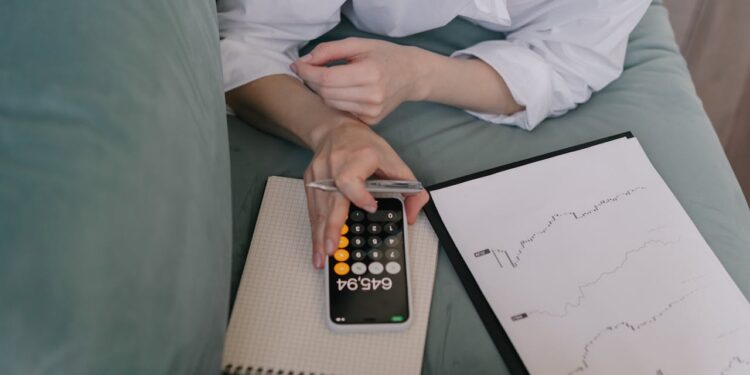 O mundo dos investimentos pode parecer uma intimidadora sopa de letrinhas: CDB, LCI, LCA, Selic, CDI... Para quem está dando os primeiros passos e só deseja um lugar seguro e rentável para guardar seu suado dinheiro, essa avalanche de siglas pode ser paralisante. A dúvida mais comum, a verdadeira porta de entrada para o investidor iniciante, quase sempre se resume a uma batalha de gigantes: Tesouro Selic contra um bom CDB que pague 100% do CDI.