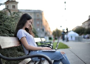 Você está no aeroporto, shopping ou cafeteria e precisa usar a internet. Naturalmente, conecta-se ao Wi-Fi público disponível sem pensar duas vezes. Esse comportamento aparentemente inofensivo representa um dos maiores riscos de segurança digital que a maioria das pessoas enfrenta diariamente, e 90% dos usuários cometem o mesmo erro crítico.