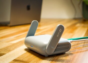 Transforme sua casa com internet estável em todos os cômodos. Descubra como um repetidor Wi-Fi de menos de R$ 100 resolve definitivamente problemas de sinal fraco e zonas mortas de conectividade.