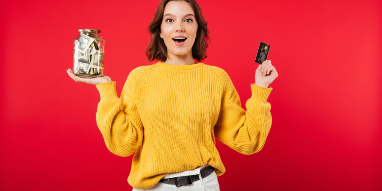 Pessoa poupando dinheiro renda extra economia planejamento financeiro cartão