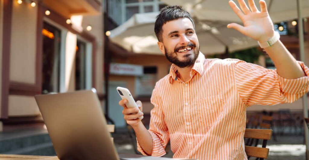 Pessoa trabalhando laptop smartphone renda extra online sucesso financeiro