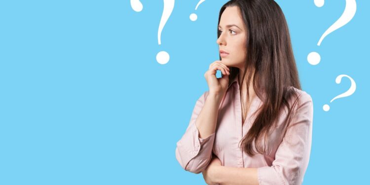 Mulher pensativa com dúvidas sobre seguro prestamista Sicredi em fundo azul com pontos de interrogação