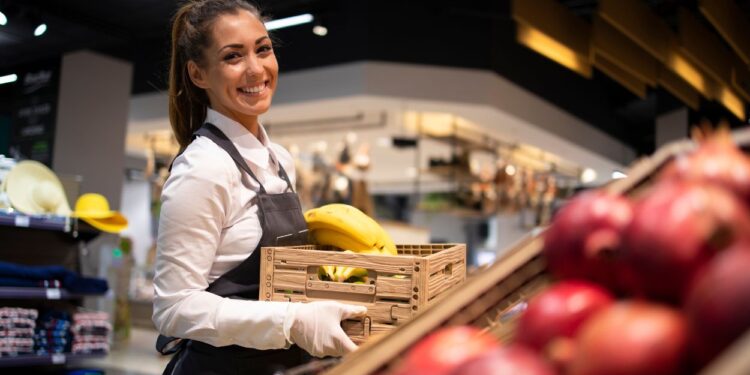 Você já se perguntou por que sempre sai do supermercado com mais produtos do que planejava? A resposta está nos sofisticados truques de neuromarketing que essas empresas aplicam para influenciar seu comportamento de compra. Desde o momento em que você entra na loja até o pagamento no caixa, cada detalhe foi cuidadosamente planejado para aumentar seus gastos.