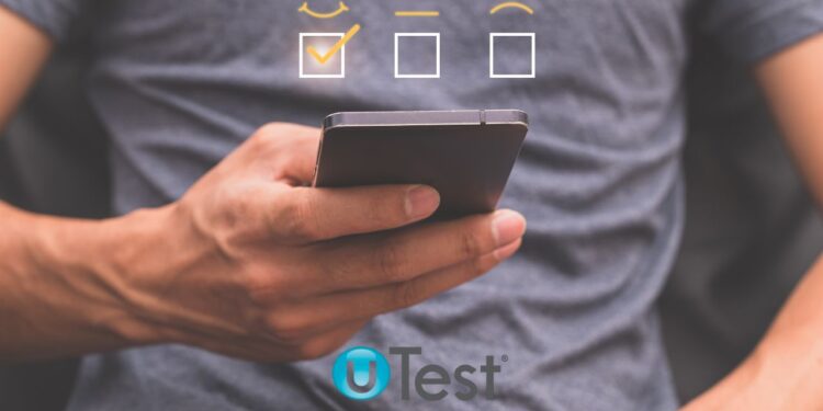 Pessoa usando smartphone para testar aplicativos na plataforma Utest - utest vale a pena para renda extra