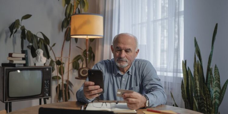 Com certeza. O tema é excelente e o título que você escolheu já é muito bom, pois conta uma história. Mas como nosso objetivo é sempre buscar a excelência e o máximo impacto, podemos deixá-lo ainda mais magnético e otimizado. A história do primeiro cartão de crédito nasceu de um momento muito humano: o embaraço. Explorar esse ângulo torna o conteúdo instantaneamente mais interessante. Aqui estão algumas sugestões de títulos, com a minha recomendação, seguidos pelo artigo completo já utilizando o título que considero mais forte. Sugestões de Títulos (Alternativas Otimizadas) Título 1 (Foco na Curiosidade Surpreendente - Minha Recomendação) Não Era Plástico, Era Papelão: A Verdadeira História do Primeiro Cartão de Crédito do Mundo Por que funciona: Este título é um gancho de curiosidade espetacular. A revelação de que o primeiro cartão era de papelão quebra uma expectativa imediata e cria uma necessidade no leitor de descobrir mais. É perfeito para o Google Discover e altamente compartilhável. Título 2 (Foco na Origem Humana do Problema) Nascido de um Esquecimento: A Noite Embaraçosa que Deu Origem ao Cartão de Crédito Por que funciona: Apela diretamente para uma situação humana e universal (esquecer a carteira, passar por um momento embaraçoso). Isso cria uma conexão emocional instantânea e transforma a história de uma inovação financeira em um conto pessoal e relacionável. Título 3 (Foco na Narrativa e no Protagonista) O Homem que Esqueceu a Carteira e Acabou Mudando a Forma Como o Mundo Faz Compras Por que funciona: Transforma o artigo na história de uma pessoa, o que é um formato clássico de storytelling. A segunda parte da frase ("mudando a forma como o mundo faz compras") estabelece a grandiosidade do evento, prometendo uma história de grande impacto a partir de um incidente banal. Como especialista, minha recomendação seria o Título 1, pela sua capacidade única de gerar curiosidade com um fato pouco conhecido. Vou seguir com ele para desenvolver o artigo de alta qualidade que você pediu. Não Era Plástico, Era Papelão: A Verdadeira História do Primeiro Cartão de Crédito do Mundo Nova York, 1949. Em uma noite fria, o executivo Frank McNamara leva um grupo de clientes para um elegante jantar de negócios em um restaurante chamado Major's Cabin Grill. A conversa flui, os negócios são discutidos, e ao final da refeição, como era de praxe, McNamara se levanta para pagar a conta. É nesse momento que o pânico silencioso se instala: ele havia esquecido a carteira em outro paletó.